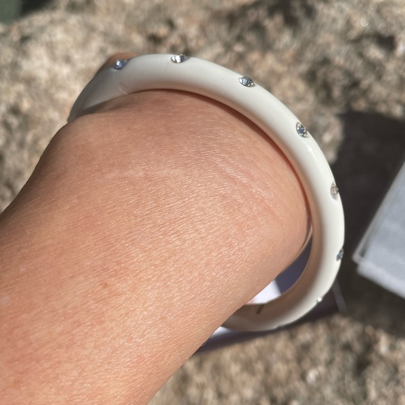 Chanel white plastic bangle - Picture 6 of 16